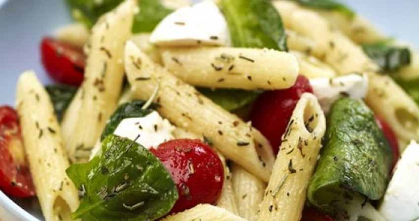 Salata calda din paste cu legume